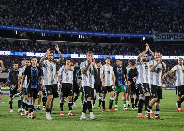 AMDEP4054. BUENOS AIRES (ARGENTINA), 25/03/2025.- Jugadores de Argentina celebran este martes, al final de un partido de las eliminatorias sudamericanas para el Mundial de 2026 entre las selecciones de Argentina y Brasil en el estadio Monumental en Buenos Aires (Argentina). EFE/ Luciano González