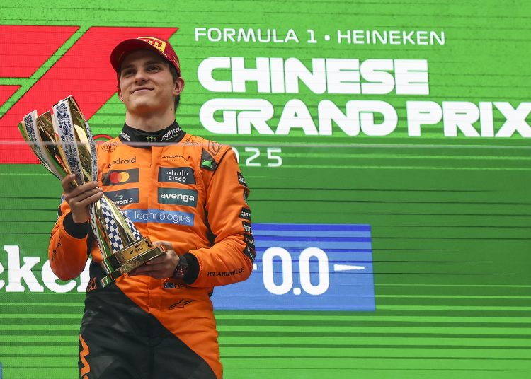 SHANGHAI (China), 23/03/2025.- Winner McLaren driver Oscar Piastri poses with the trophy on the podium after the 2025 Formula 1 Chinese Grand Prix at the Shanghai International Circuit in Shanghai, China, 23 March 2025. (Fórmula Uno) EFE/EPA/ALEX PLAVEVSKI