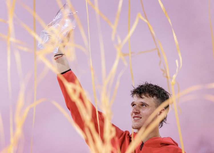 MIAMI (United States), 31/03/2025.- Jakub Mensik of Czechia holds the trophy after winning the Mens Singles Final at the 2025 Miami Open tennis tournament at the Hard Rock Stadium in Miami, Florida, USA, 30 March 2025.  (Tenis) EFE/EPA/CRISTOBAL HERRERA-ULASHKEVICH
