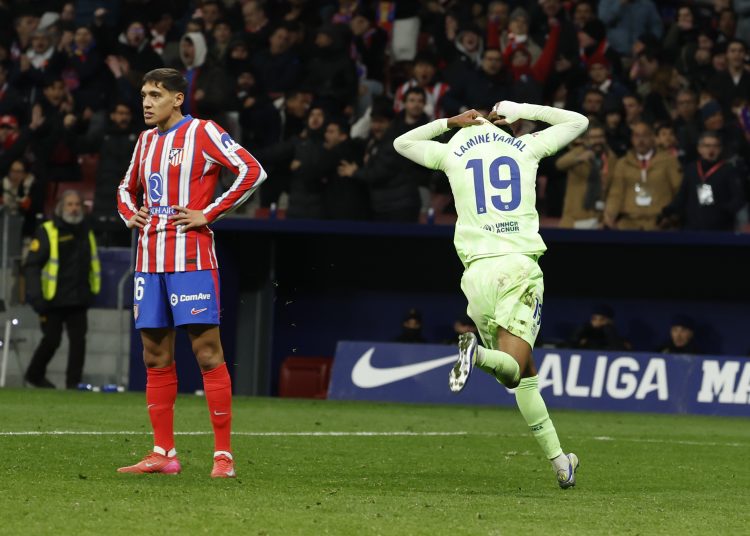 MADRID, 16/03/2025.- El delantero del FC Barcelona, Lamine Yamal, celebra el tercer gol durante el encuentro correspondiente a la jornada 28 de Laliga EA Sports que disputan hoy domingo Atlético de Madrid y FC Barcelona en el estadio Metropolitano, en Madrid. EFE / J.J.Guillen