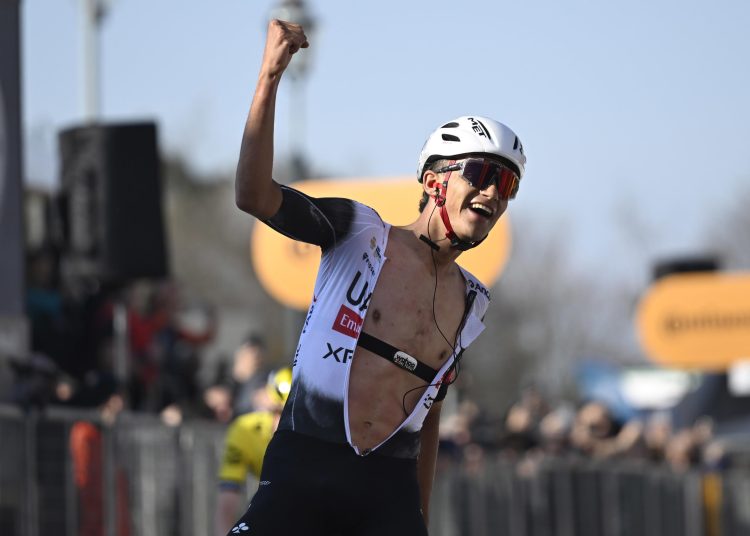 TURIN (Italy), 19/03/2025.- Mexican rider Isaac Del Toro of team UAE Team Emirates - XRG wins the 106th Milano Torino one-day cycling race over 174 km from Rho to Torino, Italy, 19 March 2025. (Ciclismo, Italia) EFE/EPA/ROBERTO BETTINI