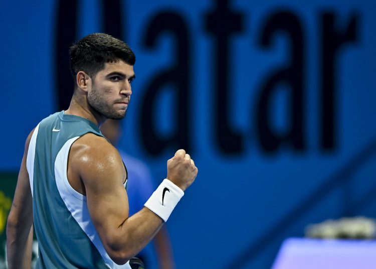 Doha (Qatar), 20/02/2025.- Carlos Alcaraz of Spain in action against Jiri Lehecka of Czech Republic during their quarterfinal match at the ATP Qatar Open tennis tournament in Doha, Qatar, 20 February 2025. (Tenis, República Checa, España, Catar) EFE/EPA/NOUSHAD THEKKAYIL