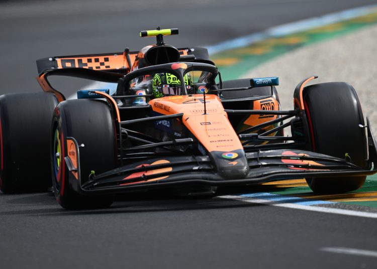 Melbourne (Australia), 15/03/2025.- McLaren driver Lando Norris of Britain in action during Free Practice Three of the Australian Grand Prix at Albert Park Circuit in Melbourne, Victoria, Australia, 15 March 2025. The 2025 Australia Formula 1 Grand Prix is held on 16 March. (Fórmula Uno, Reino Unido) EFE/EPA/Joel Carrett AUSTRALIA AND NEW ZEALAND OUT
