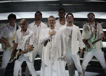 Con todo y alerta sísmica, el cantante Miguel Bosé regresó a los escenarios