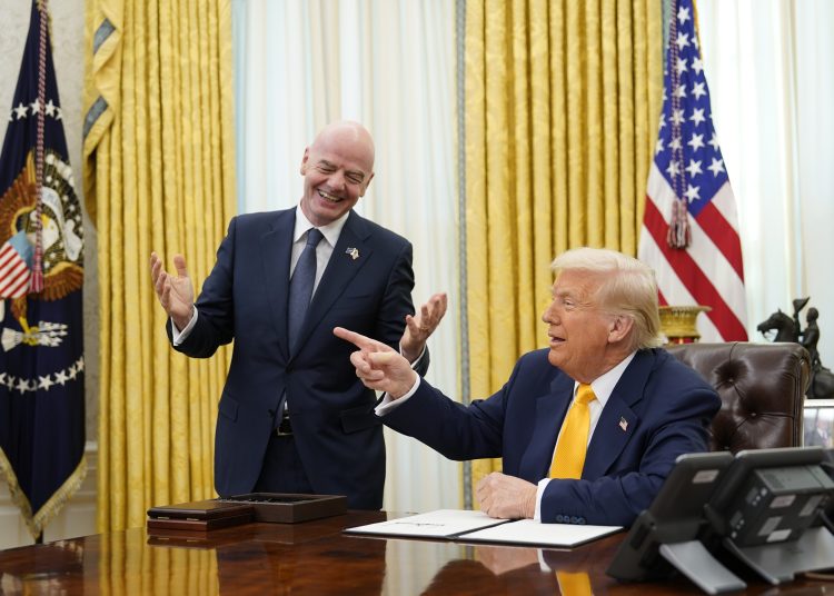 WASHINGTON (United States of America), 07/03/2025.- FIFA President Gianni Infantino (L) makes remarks as he meets United States President Donald J Trump who will sign an Executive Order setting up a task force on the World Cup in the Oval Office of the White House in Washington, DC, USA, 07 March 2025. (Mundial de Fútbol, Estados Unidos) EFE/EPA/CHRIS KLEPONIS / POOL