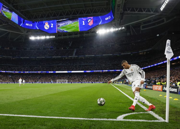 MADRID, 04/03/2025.- El delantero francés del Real Madrid, Kylian Mbappé, durante el encuentro correspondiente a la ida de los octavos de final de la Liga de Campeones que Real Madrid y Atlético de Madrid disputan hoy martes en el estadio Santiago Bernabéu, en Madrid. EFE / Juanjo Martín.