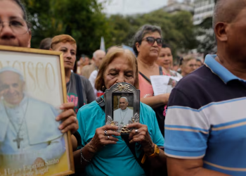 Papa Francisco continúa estable y con sus terapias