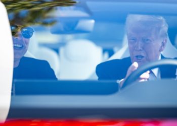 En apoyo a Musk, Trump se sube a un Tesla en la Casa Blanca