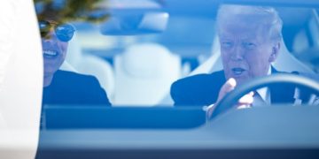 En apoyo a Musk, Trump se sube a un Tesla en la Casa Blanca