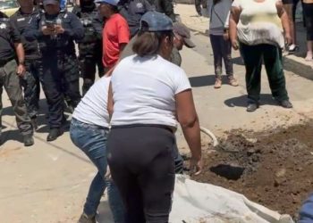 Policías de Ixtapaluca y colonos Antorchistas se enfrentan por tomas de agua