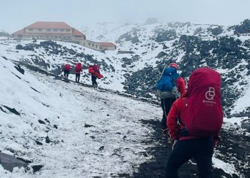 VIDEO: Dos heridos deja avalancha en el volcán Cotopaxi