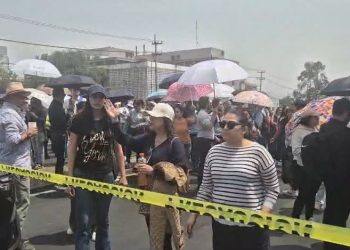 Por tercer día consecutivo, trabajadores del INAI bloquean avenida Insurgentes