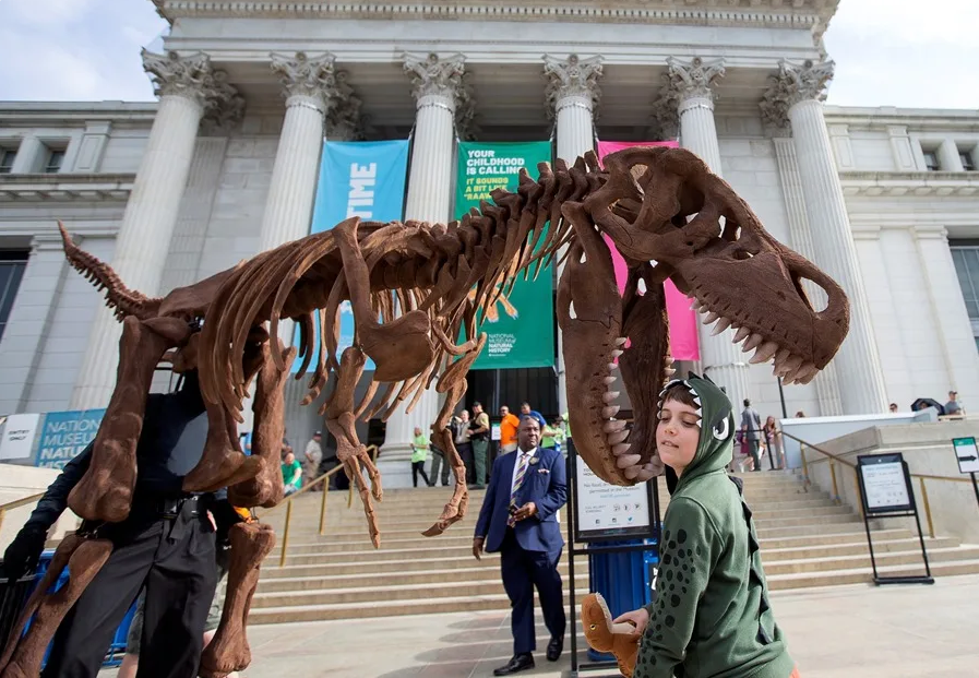 Trump firma orden ejecutiva contra programas de museos