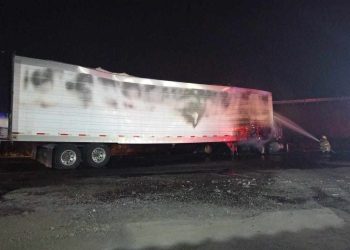 Se registran bloqueos y quema de vehículos tras agresión a GN en Michoacán