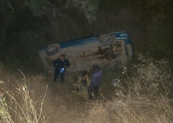 Auto cae a barranco con 7 personas a bordo, entre ellos 5 niños en Hidalgo