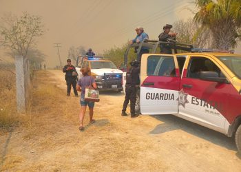 Evacuan a personas por incendio de pastizal en zona cañera de Tamaulipas 