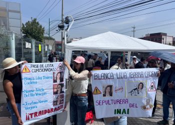 Siguen los trabajadores del INAI en su sede