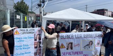 Siguen los trabajadores del INAI en su sede