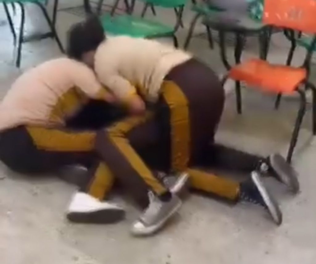 Menores de secundaria golpean a compañera