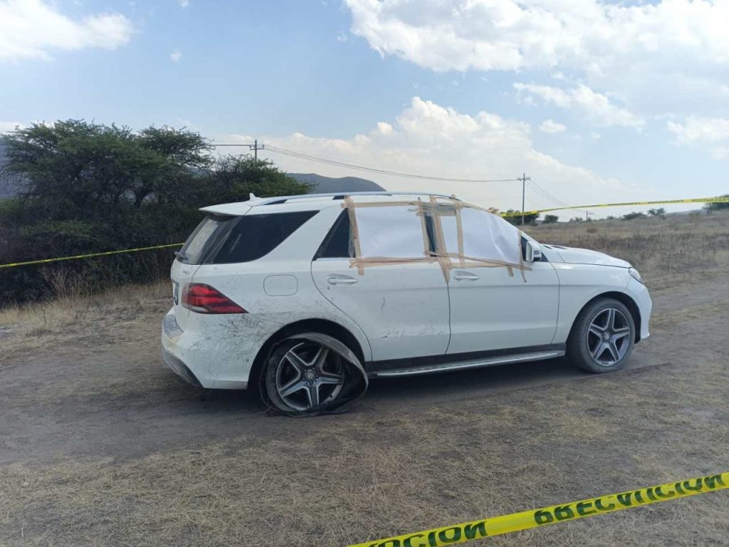 Abandonan auto con 5 cuerpos en Tequixquiac