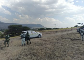 Tequixquiac: Abandonan camioneta con 5 cuerpos