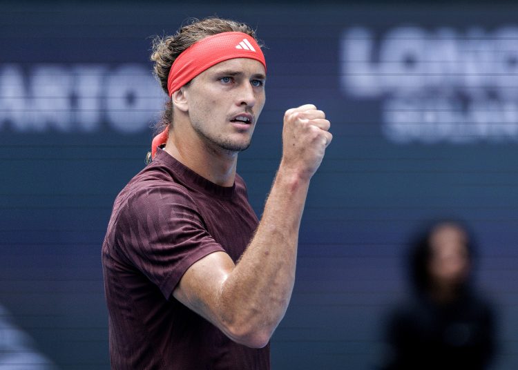 MIAMI (United States), 24/03/2025.- Alexander Zverev of Germany gestures as he plays against Jordan Thompson of Australia during their Mens Singles round of 32 tennis match at the 2025 Miami Open tennis tournament, in Miami, Florida, USA, 24 March 2025.  (Tenis, Alemania, Jordania) EFE/EPA/CRISTOBAL HERRERA-ULASHKEVICH