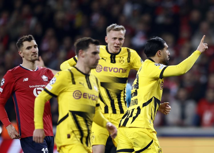 LILLE (France), 12/03/2025.- Emre Can (R) of Borussia Dortmund celebrates with his teammates after scoring the 1-1 goal during the UEFA Champions League Round of 16, 2nd leg soccer match between OSC Lille and Borussia Dortmund, in Lille, France, 12 March 2025. (Liga de Campeones, Francia) EFE/EPA/YOAN VALAT