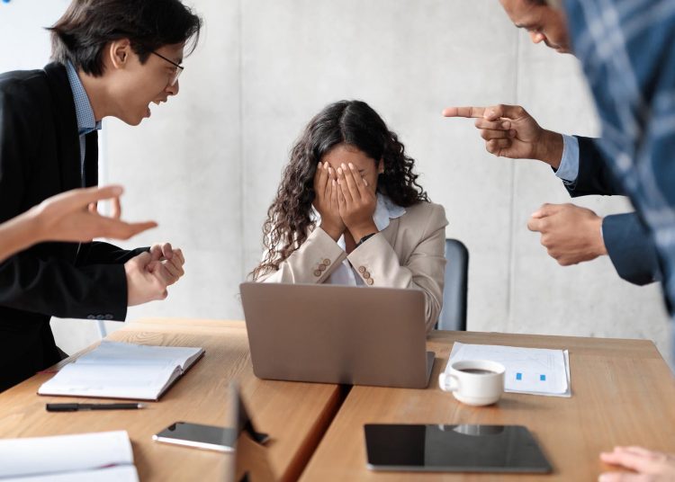 Grupo de hombres acosan a una mujer en su entorno laboral