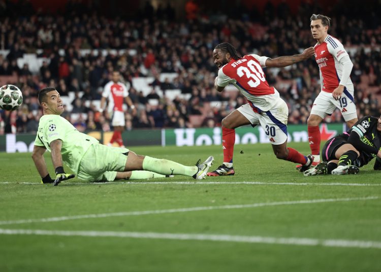 LONDON (United Kingdom), 12/03/2025.- Arsenal's Raheem Sterling (C) in action during the UEFA Champions League Round of 16, 2nd leg soccer match between Arsenal and PSV in London, Britain, 12 March 2025. (Liga de Campeones, Reino Unido, Londres) EFE/EPA/ANDY RAIN