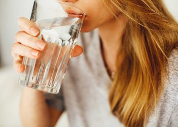 ¿Cuánta agua debemos tomar al día para estar hidratados? Esto dice un experto