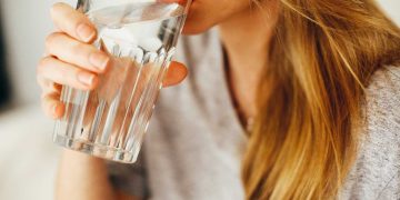 ¿Cuánta agua debemos tomar al día para estar hidratados? Esto dice un experto