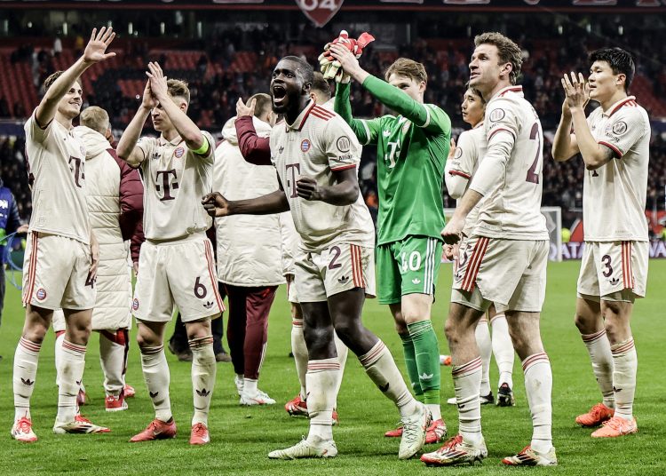 LEVERKUSEN (Germany), 11/03/2025.- Players of Bayern celebrate after the UEFA Champions League Round of 16, 2nd leg soccer match between Bayer 04 Leverkusen and FC Bayern Munich, in Leverkusen, Germany, 11 March 2025. (Liga de Campeones, Alemania) EFE/EPA/FRIEDEMANN VOGEL