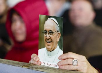 El Papa continúa mejorando y no piensa renunciar, según cardenal