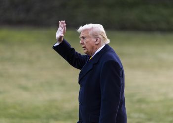 Trump abre la puerta a suspender los aranceles a Canadá poco después de anunciarlos