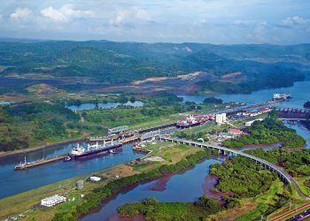 CK Hutchison llega a acuerdo para vender sus puertos en área del Canal de Panamá