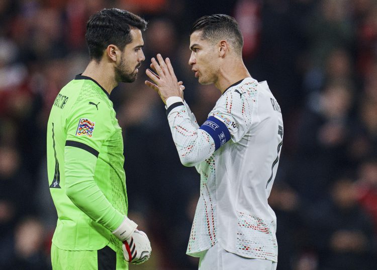 Copenhagen (Denmark), 20/03/2025.- Portugal's goalkeeper Diogo Costa (L) and Cristiano Ronaldo interact ahead of the UEFA Nations League quarter final first leg match between Denmark and Portugal at Parken stadium in Copenhagen, Denmark, 20 March 2025. (Dinamarca, Copenhague) EFE/EPA/Liselotte Sabroe DENMARK OUT