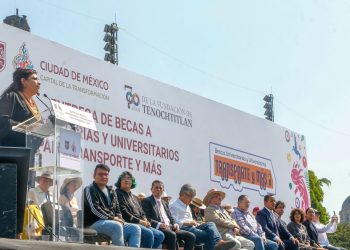 Brugada entrega becas de transporte de universitarios