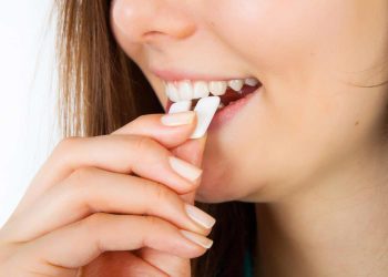 Estudio: Chicles liberan microplásticos en la saliva y, cuando se tiran al medio ambiente
