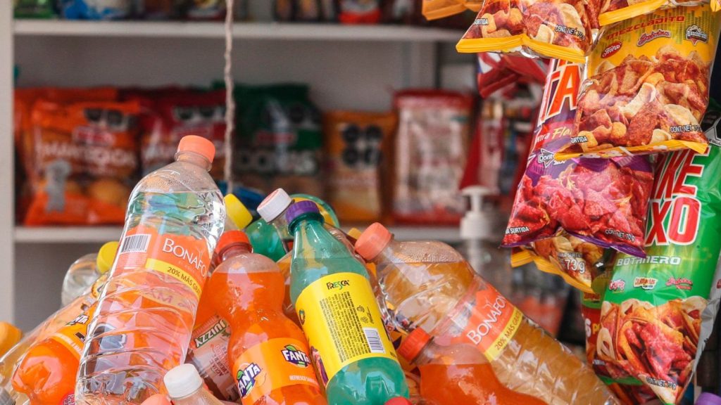 Entra en vigor prohibición de comida chatarra en el país