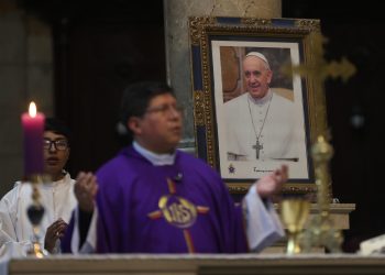 El Papa empieza con la fisioterapia motora sin presentar nuevas crisis respiratorias