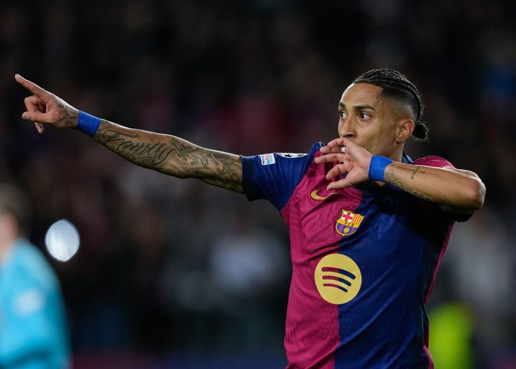 BARCELONA, 11/03/2025.- El delantero del Barcelona Raphinha celebra tras marcar el 3-1 durante el partido de vuelta de octavos de final de la Liga de Campeones entre el Barcelona y el Benfica, este martes en el Estadi Olímpic Lluís Companys en Barcelona. EFE/ Enric Fontcuberta