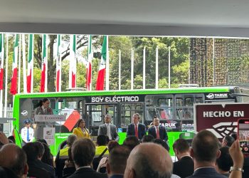 Economía entrega certificación ‘Hecho en México’ a empresa de vehículos