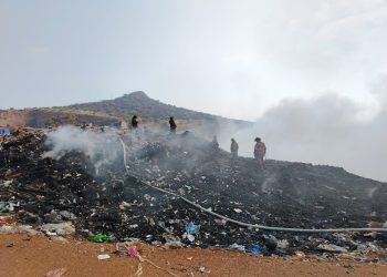 Van 10 horas de incendio en el tiradero de Chiconautla
