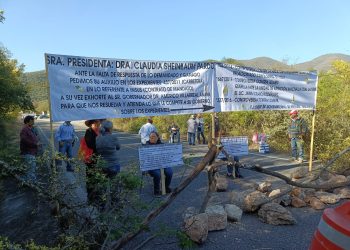 Ejidatarios cierran carretera en Tamaulipas reclamando pagos por sus tierras