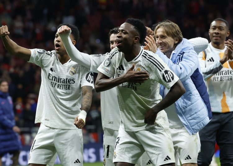 MADRID, 12703/2025.- Los jugadores del Real Madrid celebran su pase a cuartos tras derrotar en la tanda de penaltis al Atlético de Madrid en el encuentro de vuelta de los octavos de final de la Liga de Campeones que han disptuado este miércoles en el estadio Metropolitano. EFE/Juanjo Martín