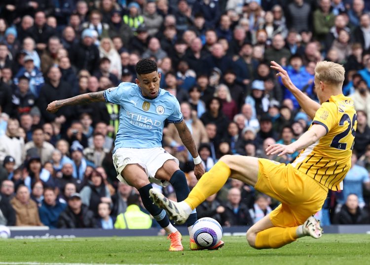 MANCHESTER (United Kingdom), 15/03/2025.- Savio (L) of Manchester City in action against Jan Paul van Hecke of Brighton during the English Premier League match between Manchester City and Brighton & Hove Albion, in Manchester, Britain, 15 March 2025. (Reino Unido) EFE/EPA/ADAM VAUGHAN EDITORIAL USE ONLY. No use with unauthorized audio, video, data, fixture lists, club/league logos, 'live' services or NFTs. Online in-match use limited to 120 images, no video emulation. No use in betting, games or single club/league/player publications.