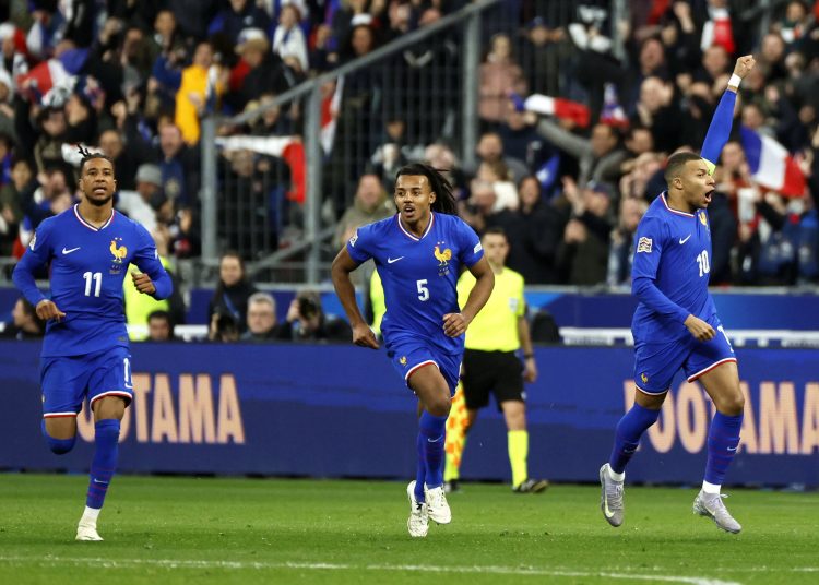 PARIS (France), 23/03/2025.- France's Michael Olise (L) celebrates scoring a goal with teammates Jules Kounde (C) and Kylian Mbappe during the UEFA Nations League quarterfinal, 2nd leg match between France and Croatia at the Stade de France stadium in Saint Denis, France, 23 March 2025. (Croacia, Francia) EFE/EPA/MOHAMMED BADRA