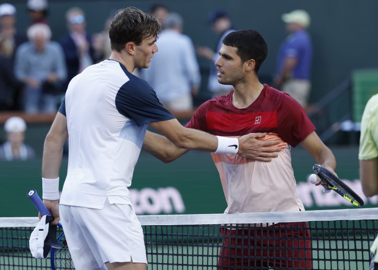 INDIAN WELLS (United States), 15/03/2025.- Jack Draper of Great Britain (L) greets Carlos Alcaraz of Spain (R) after winning match point during the mens semifinals of the BNP Paribas Open tennis tournament in Indian Wells, California, USA, 15 March 2025.  (Tenis, Gran Bretaña, España, Reino Unido) EFE/EPA/JOHN G. MABANGLO