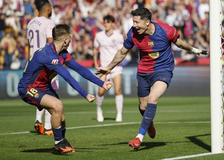 BARCELONA, 30/03/2025.- El delantero del Barcelona Robert Lewandowski celebra su segundo gol contra el Girona, durante el partido de la jornada 29 de LaLiga que FC Barcelona y Girona disputan este domingo en el estadio Lluis Companys de Barcelona. EEFE/ Alberto Estévez