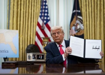 Trump pausa de manera parcial y momentánea la guerra comercial con México y Canadá